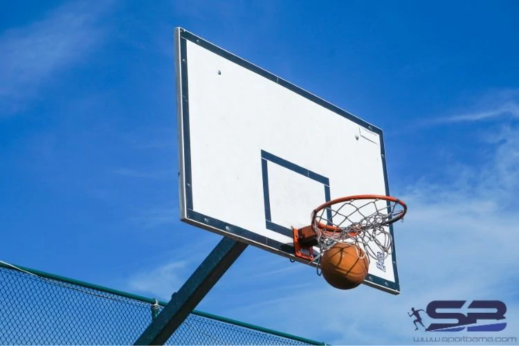 پرتاب بهترین توپ بسکتبال به سمت سبد