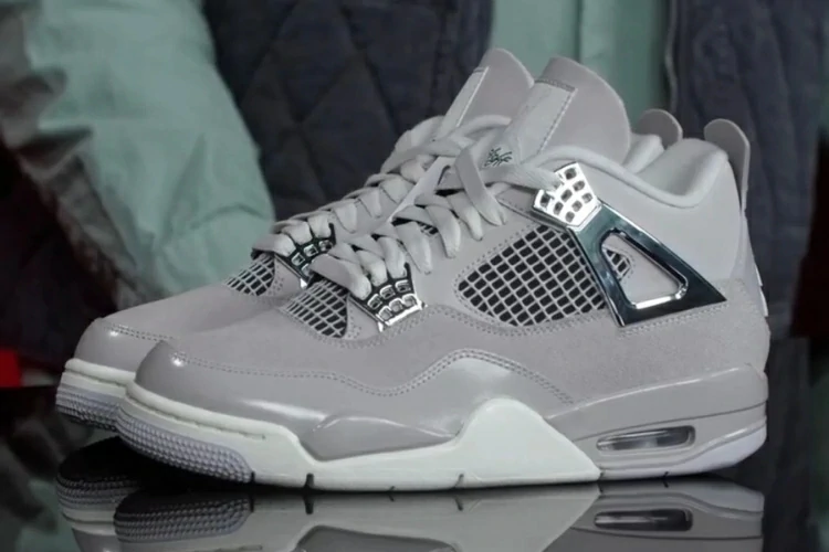 نمای نزدیک خاکستری کفش جردن 4 فروزن مومنتز Air Jordan 4