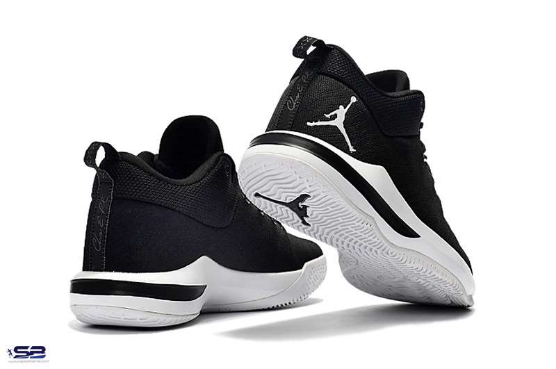 Кроссовки jordan черные. Nike Air Jordan белые с черным.