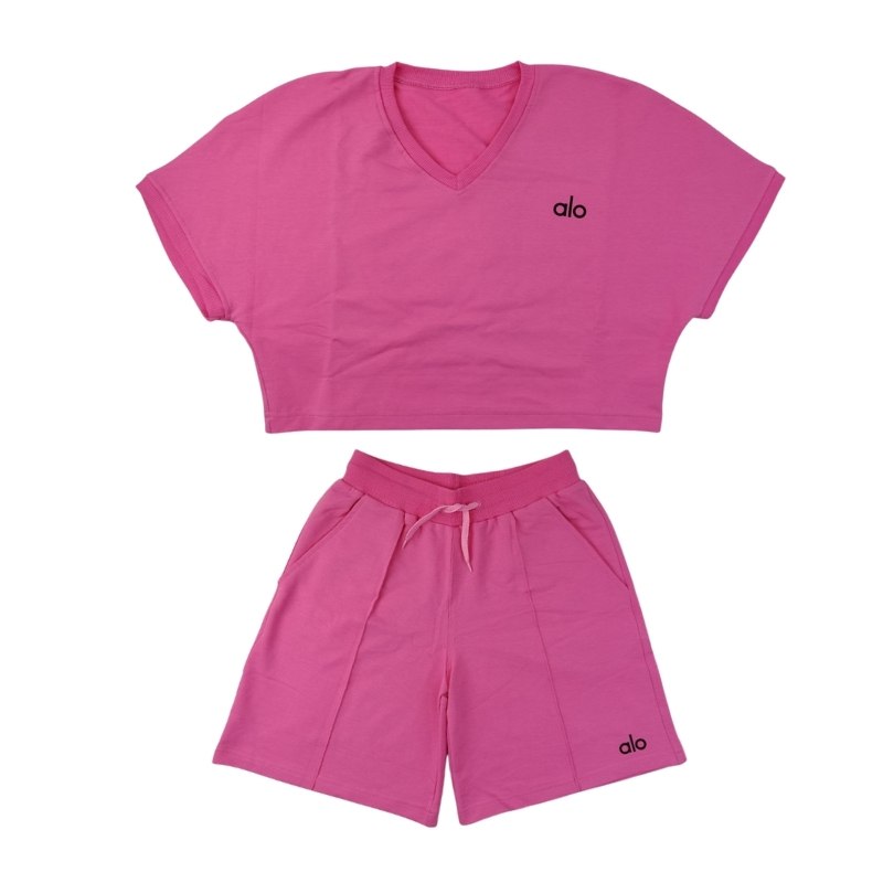 ست کراپ و شلوارک ورزشی زنانه